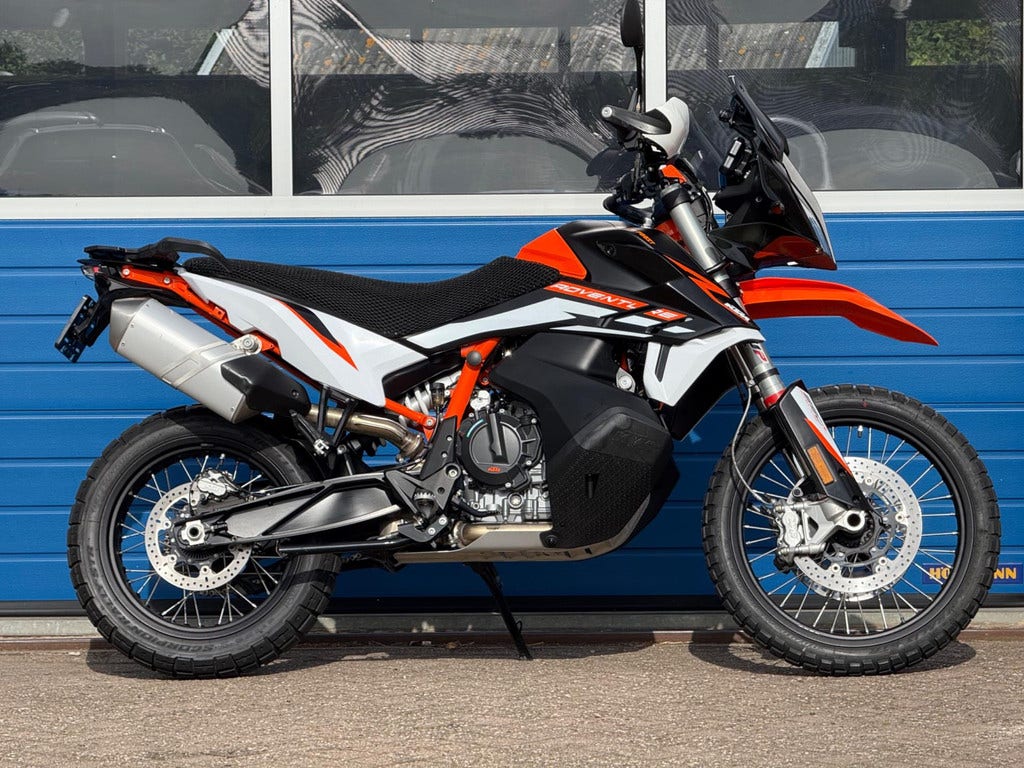 KTM 890