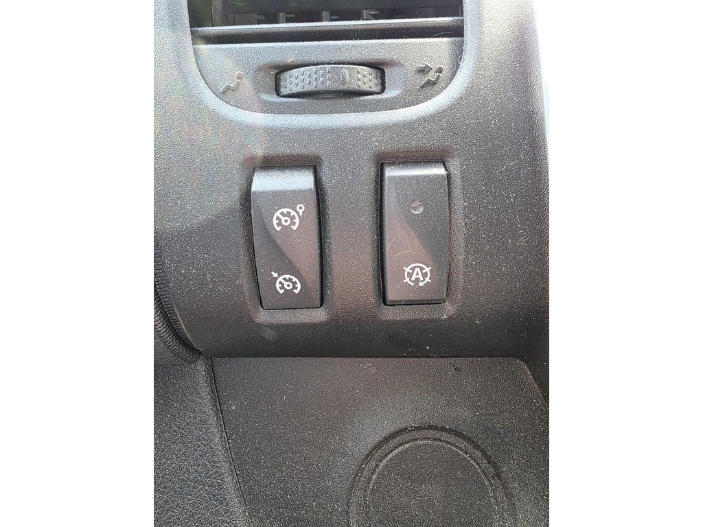 Nissan NV300 (12)
