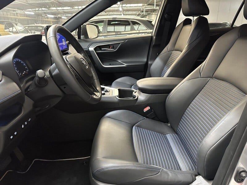 Toyota RAV4 (2)