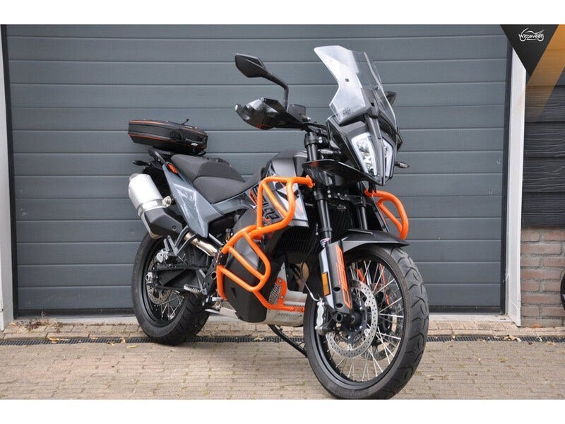 KTM 890