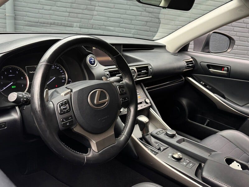 Lexus IS (7)