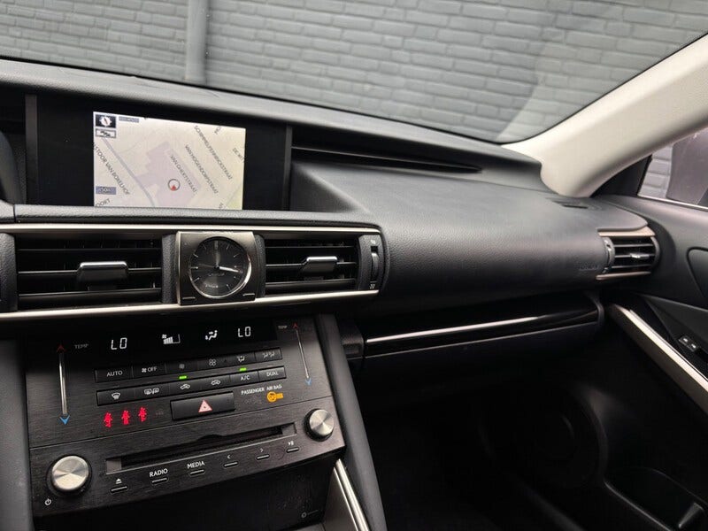 Lexus IS (10)