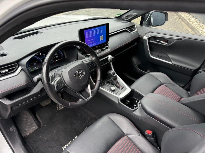 Toyota RAV4 (2)