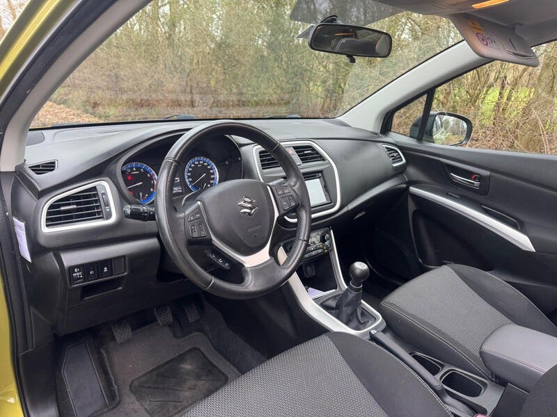 Suzuki Cross (11)