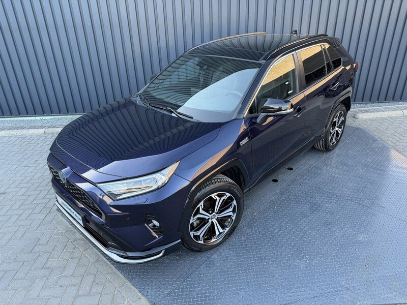 Toyota RAV4 (2)