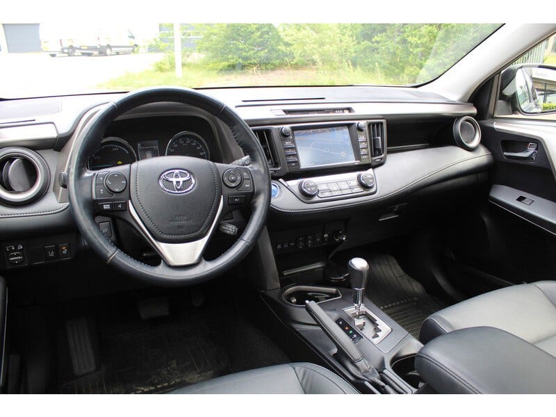 Toyota RAV4 (2)