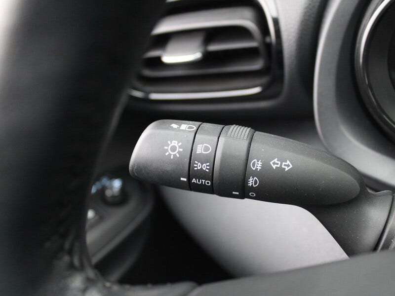Mazda 2 Hybrid (10)