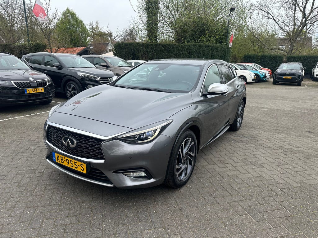 Infiniti Q30