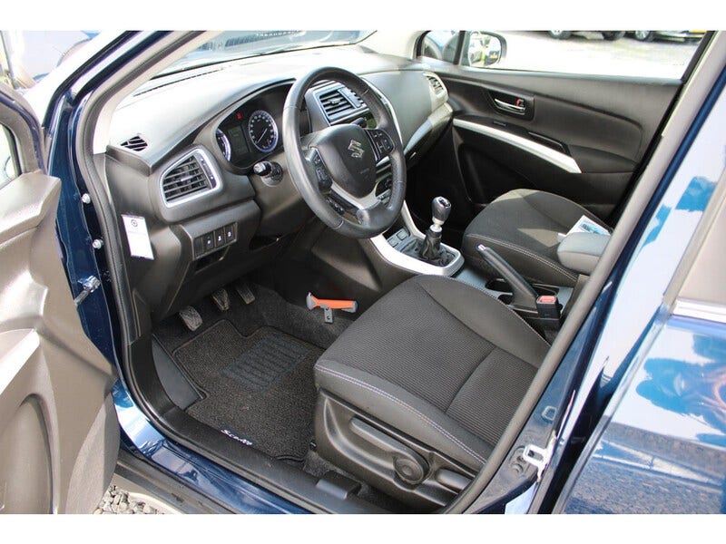 Suzuki Cross (11)