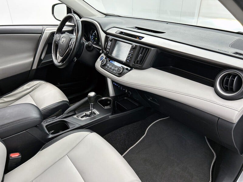 Toyota RAV4 (6)