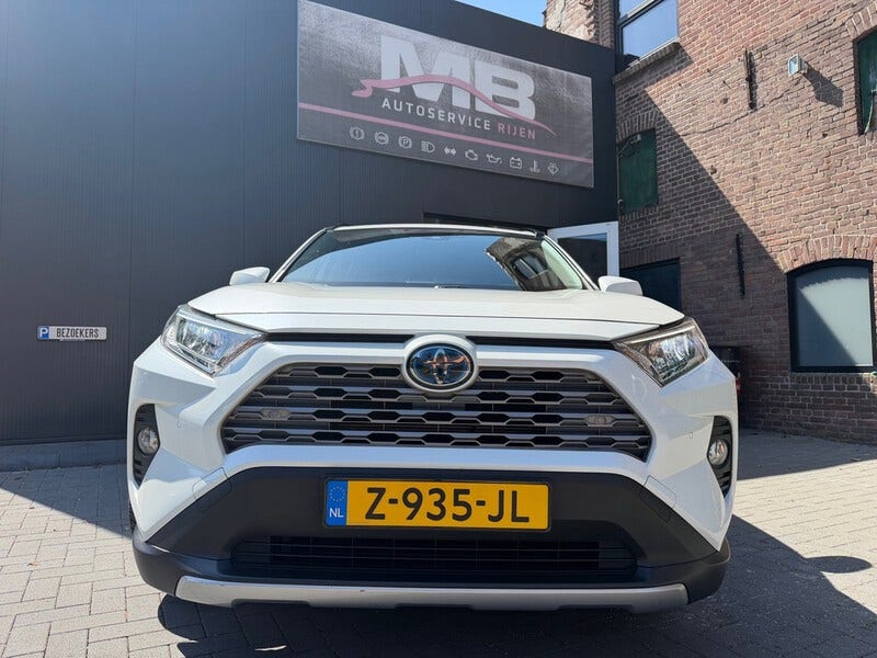 Toyota RAV4 (2)