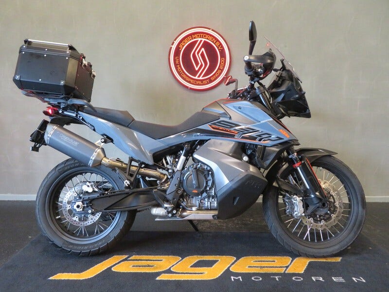 KTM 890