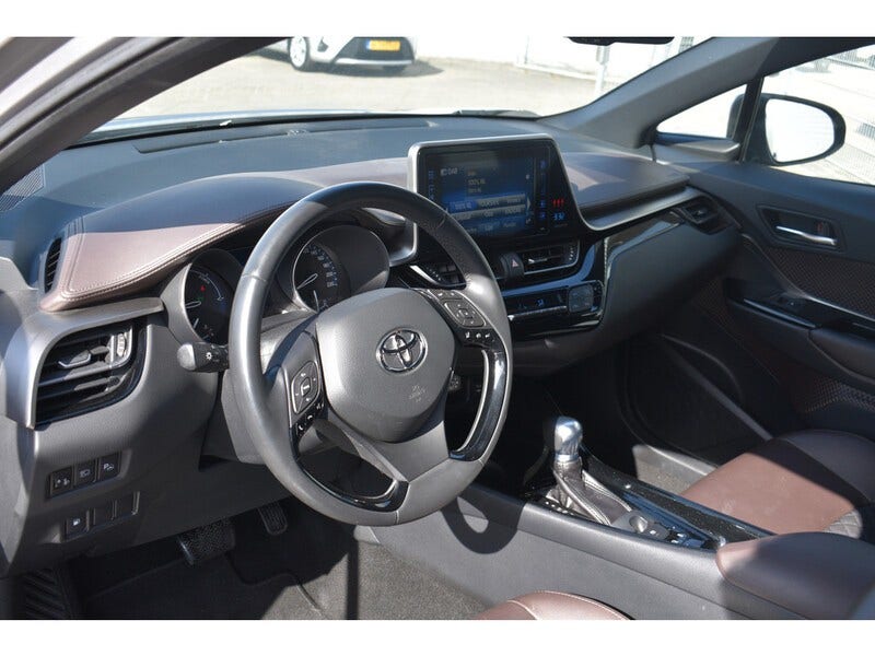 Toyota C-HR (2)