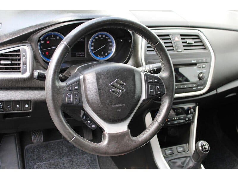 Suzuki Cross (4)
