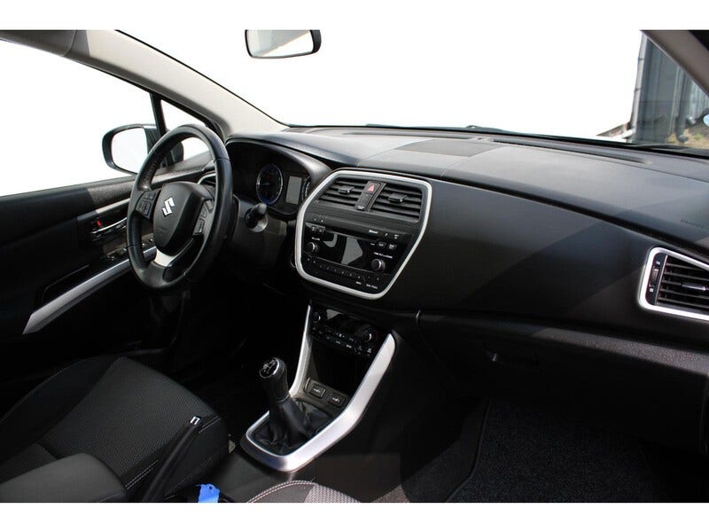 Suzuki Cross (15)