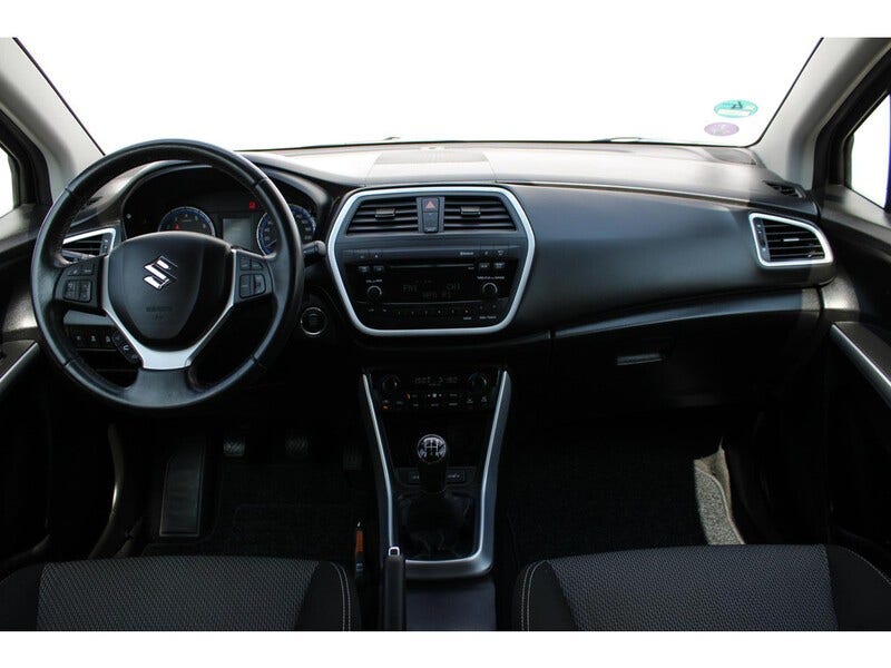 Suzuki Cross (16)