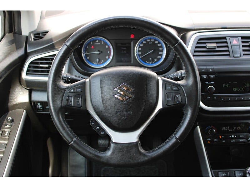 Suzuki Cross (18)