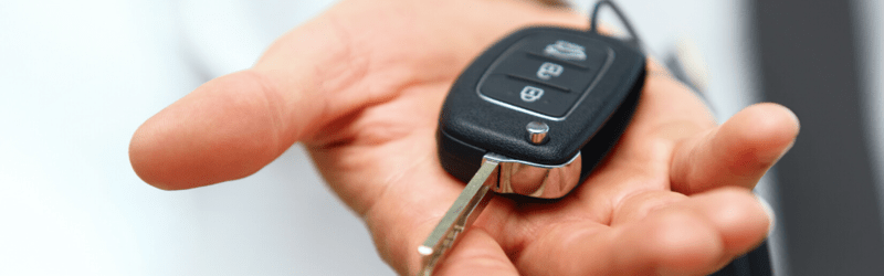 Hand met sleutel van Financial Lease auto