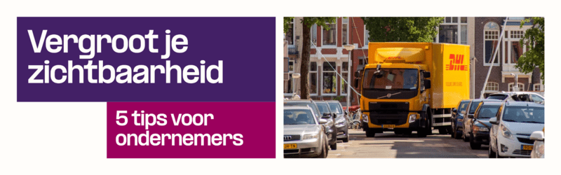 Vrachtwagen met de herkenbare DHL-bestickering door een smalle straat met geparkeerde auto's aan weerszijden.
