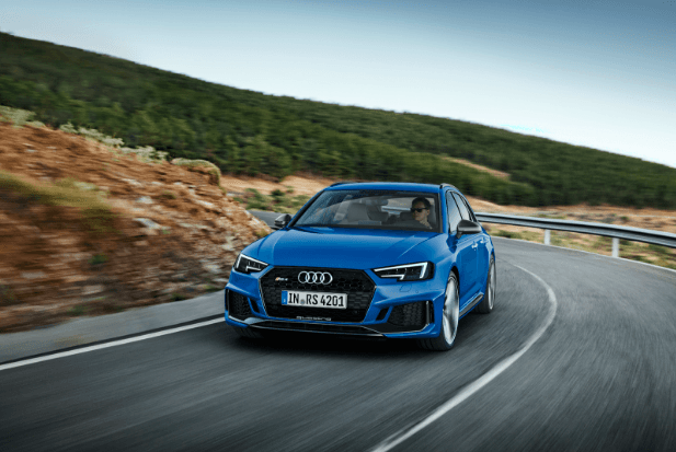 Audi RS4 op de bergweg