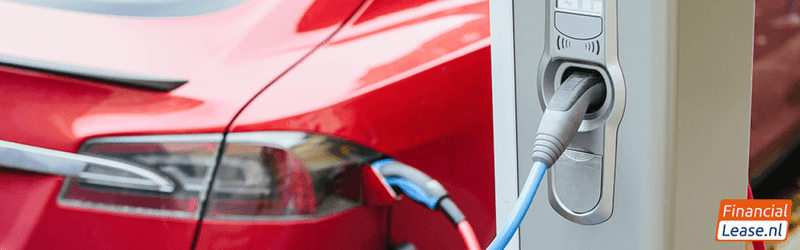 Elektrische auto aan de laadpaal
